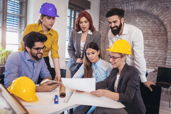 Encontro Com Equipe Engenheiros Que Trabalham Projeto Construção Mesa — Fotografia de Stock