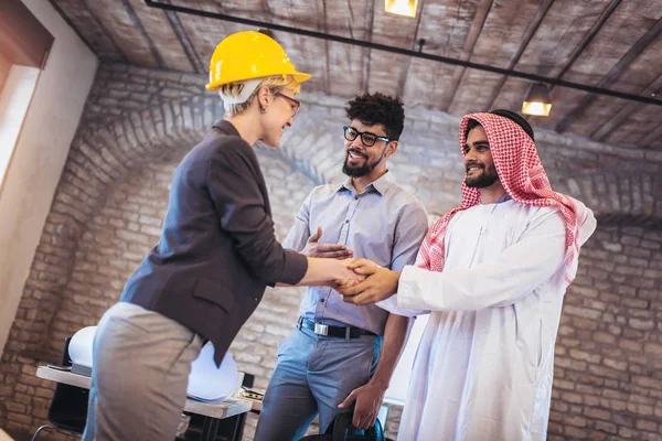 Glada Grupp Business Team Som Välkomnande Arabiska Affärsmän — Stockfoto