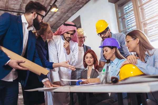 Arabiska Och Västerländska Affärsmän Talar Investeringar — Stockfoto