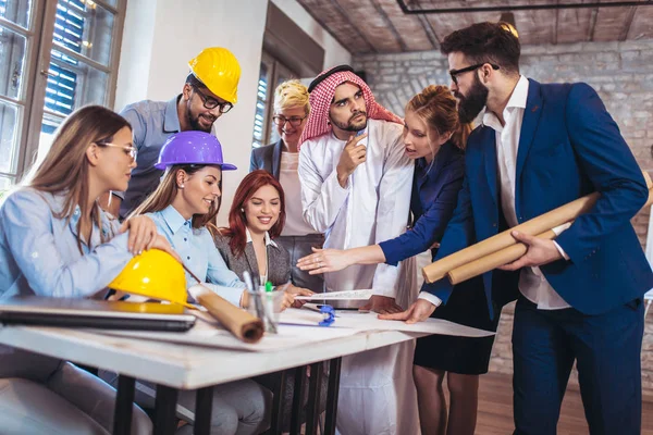 Empresarios Árabes Occidentales Hablando Inversiones —  Fotos de Stock