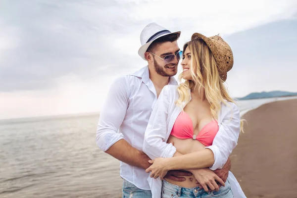 Verliebtes Liebespaar Hat Spaß Beim Dating Strand — Stockfoto