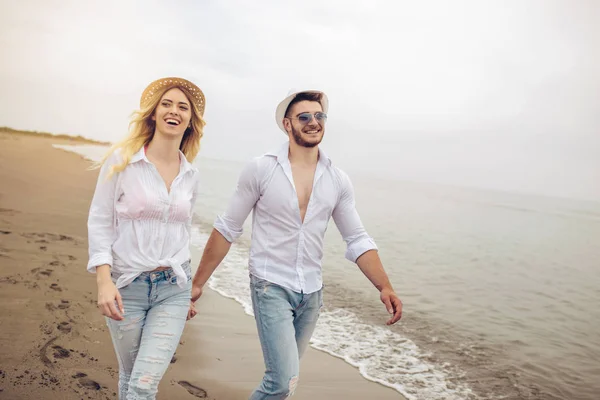 Lächelndes Paar Händchen Haltend Strand — Stockfoto