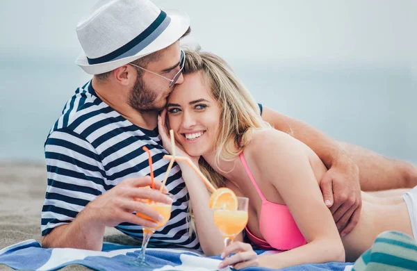 Happy Young Couple Lying Beach Drinking Cocktail — Stock Photo, Image