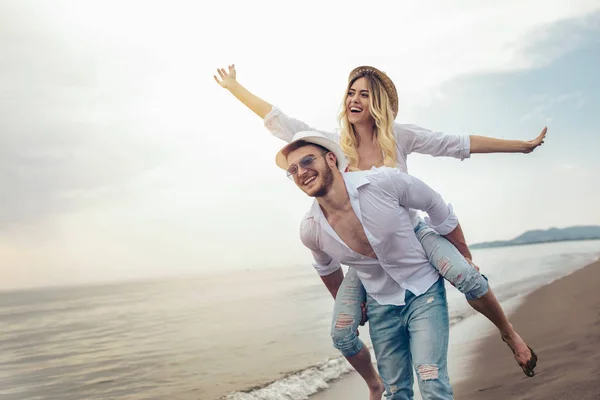 Pareja Feliz Enamorada Vacaciones Verano Playa Alegre Chica Piggybacking Joven — Foto de Stock