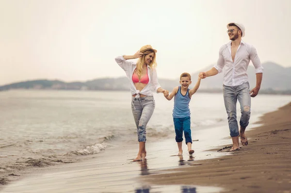 Mladá Rodina Bavit Pláži Běh Skok — Stock fotografie