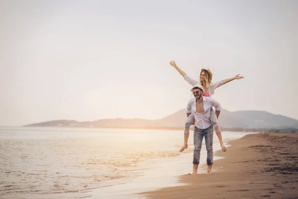 Щаслива Пара Закохалася Пляжні Літні Канікули Радісна Дівчина Стрибає Молодого — стокове фото