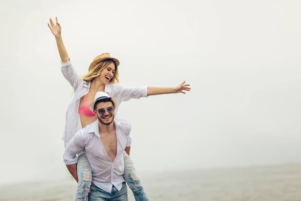 Glückliches Verliebtes Paar Sommerurlaub Strand Joyful Girl Huckepack Auf Jung — Stockfoto