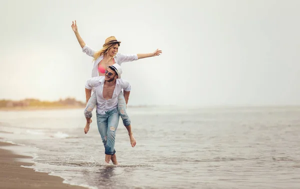 Счастливая Влюбленная Пара Пляжном Летнем Отдыхе Радостная Девушка Цепляется Молодого — стоковое фото