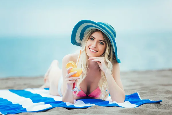 Ritratto Donna Rilassante Con Bicchiere Cocktail Sdraiata Sulla Spiaggia Sabbia — Foto Stock