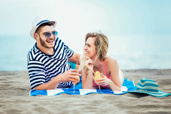 Счастливая Молодая Пара Лежит Пляже Пьет Коктейль — стоковое фото