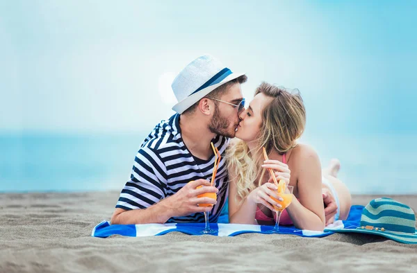 Счастливая Молодая Пара Лежит Пляже Пьет Коктейль — стоковое фото