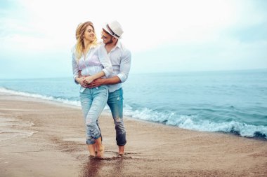 Aşık çift eğleniyor aşık kumsalda dating.