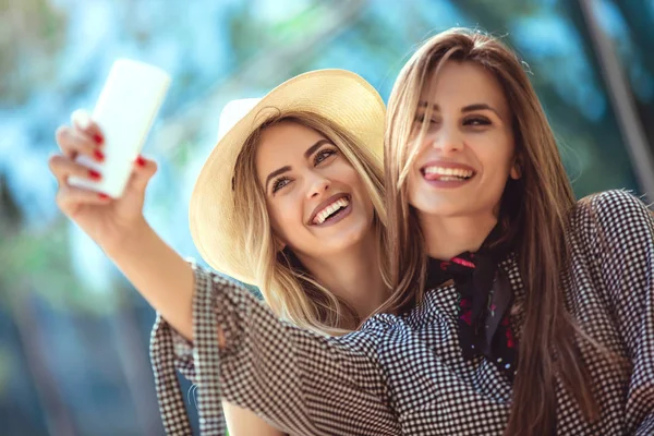 Deux Amies Prenant Selfies Amusant Plein Air — Photo