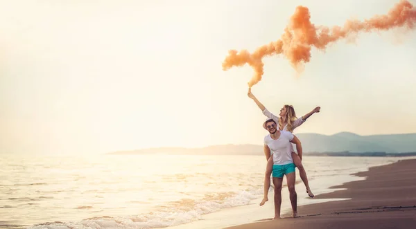 Belo Jovem Casal Com Bomba Fumaça Livre Fundo Verão Dourado — Fotografia de Stock