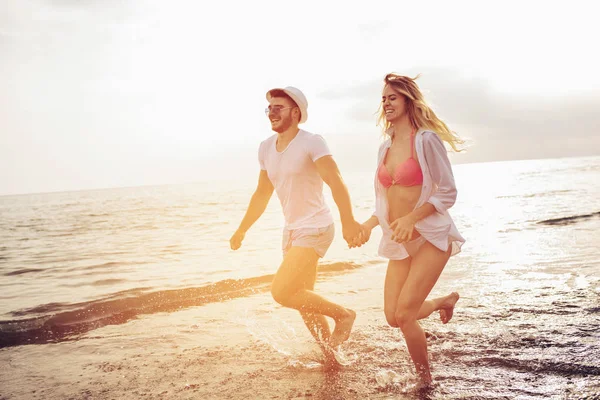 Романтична Пара Розважається Пляжі Щаслива Пара Бігає Пляжі Заході Сонця — стокове фото