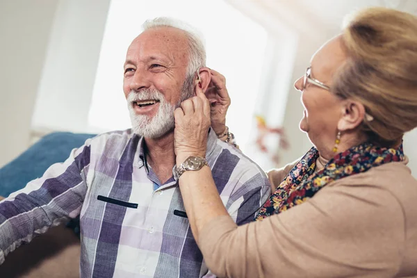 Uomo Donna Più Anziani Pensionati Con Problemi Uditivi — Foto Stock