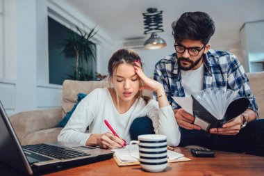 Kadın ve erkek birlikte, ödeme vergi online laptop evrak işi