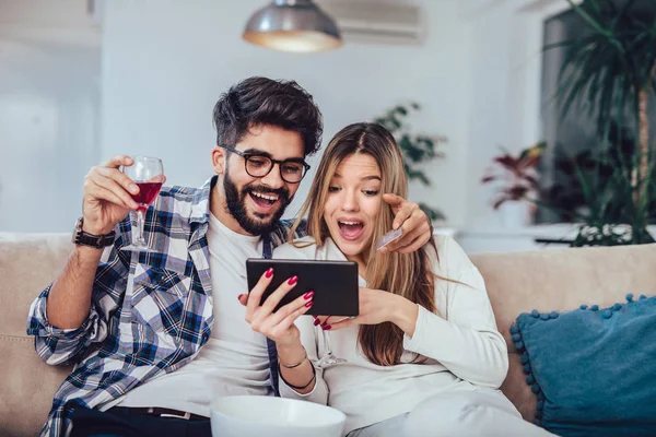 オンライン ショッピング コンセプト タブレット コンピューターとクレジット カード家で幸せなカップルの笑顔 — ストック写真