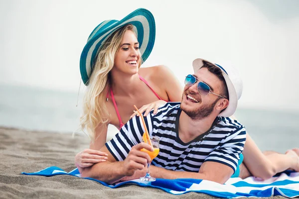 Jovem Casal Feliz Deitado Uma Praia Beber Coquetel — Fotografia de Stock