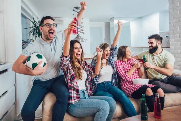 Szczęśliwi Przyjaciele Lub Kibice Piłki Nożnej Oglądający Piłkę Nożną Telewizji — Zdjęcie stockowe