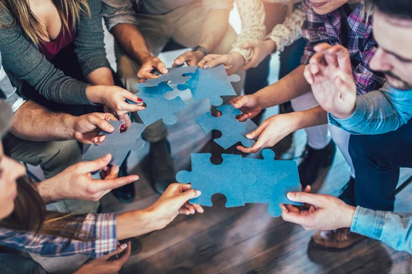 Puzzle parçaları ofis, katıldığınız iş adamları yakın çekim.