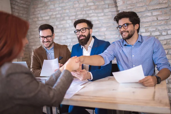 Schöne Mitarbeiterin Lächelt Während Des Bewerbungsgesprächs — Stockfoto