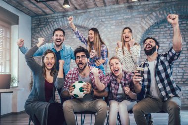 Mutlu arkadaş ya da futbol tv ve zaferini kutluyor izlerken futbol taraftarları. Dostluk, spor ve eğlence kavramı