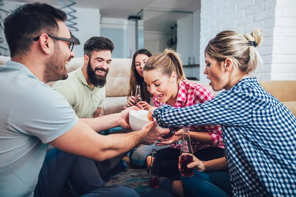 Bir grup mutlu genç arkadaş evde bira içip eğleniyorlar.