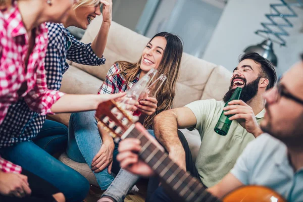 Grupo Jóvenes Amigos Felices Divirtiéndose Bebiendo Cerveza Interior Del Hogar — Foto de Stock