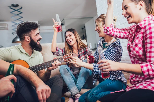 Grupo Jóvenes Amigos Felices Divirtiéndose Bebiendo Cerveza Interior Del Hogar — Foto de Stock