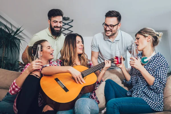 Grupp Glada Unga Vänner Att Kul Och Dricka Heminredning — Stockfoto