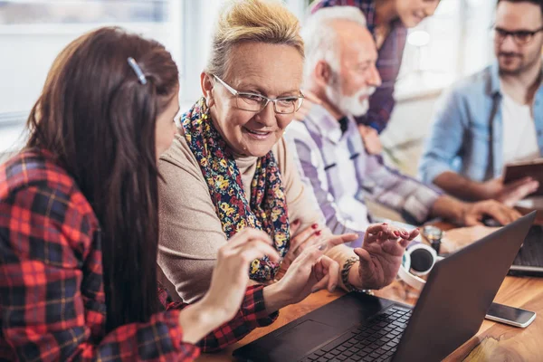 Genç gönüllüler yardım bilgisayar üst düzey insanlar. İnternet üst düzey insanlar giriş veren gençler