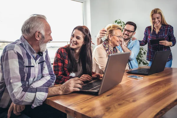 Genç gönüllüler yardım bilgisayar üst düzey insanlar. İnternet üst düzey insanlar giriş veren gençler
