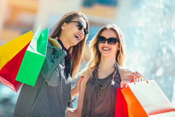 Young Female Friends Enjoying Shopping Together City Warm Day — Stock Photo, Image
