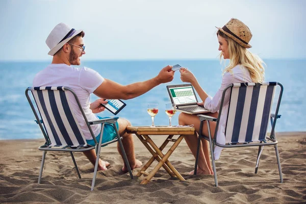 Glückliches Lächelndes Paar Surft Netz Und Genießt Den Sommer Tropischen — Stockfoto