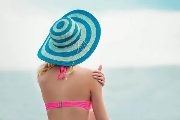 Vista Posteriore Giovane Donna Bikini Cappello Sulla Spiaggia Estate — Foto Stock