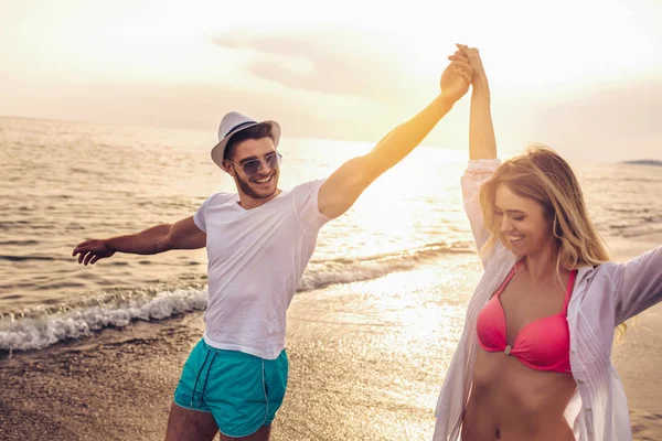 Gelukkige Paar Draait Het Strand Bij Zonsondergang — Stockfoto