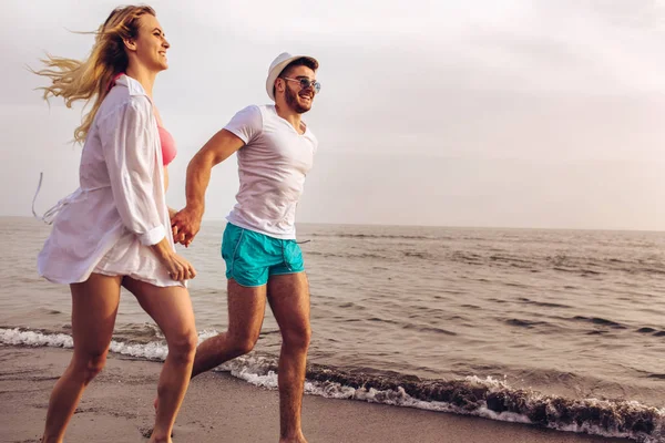 Happy Couple Running Beach Sunset — Stock Photo, Image