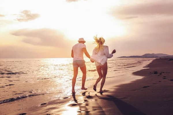 Вид Ззаду Щасливої Пари Біжить Пляжі Заході Сонця — стокове фото
