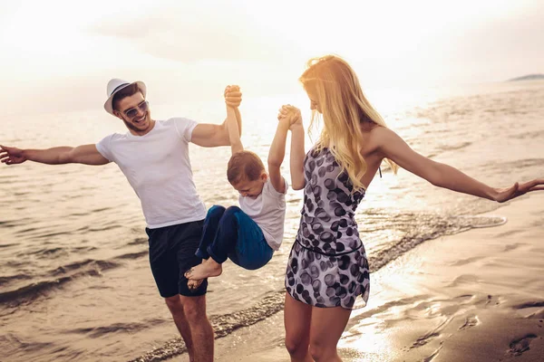 Мать Отец Предпочитают Веселиться Сыном Гуляя Вместе Тихом Пляже — стоковое фото