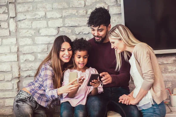 Onların Kızı Akıllı Telefon Kullanan Arkadaş Ile Zaman Geçirmekten Mutlu — Stok fotoğraf