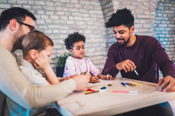 Due Padri Fanno Giochi Educativi Con Loro Figli Divertendosi — Foto Stock