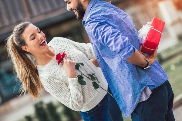 Romantiker Mann Schenkt Frau Blumen Und Geschenkbox Zum Valentinstag — Stockfoto