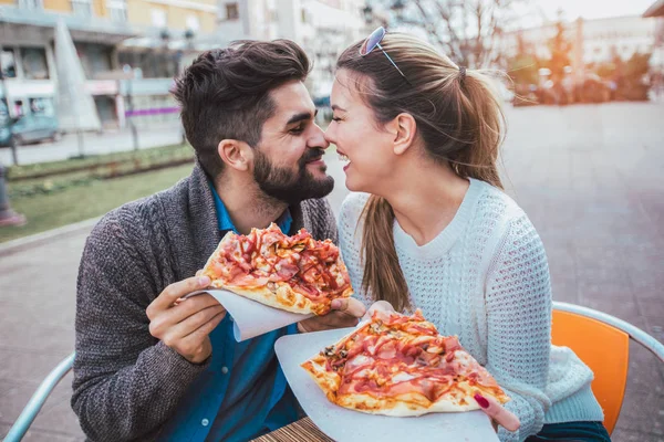 Casal Comendo Pizza Livre Sorrindo Eles Estão Compartilhando Pizza Café — Fotografia de Stock