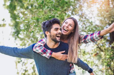 Eğleniyor kaç kadına sonbahar Park veren sırtlama dostum