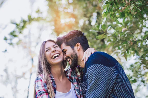 Casal Feliz Amor Divertindo Livre Sorrindo — Fotografia de Stock