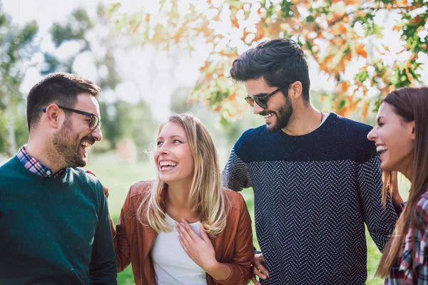 Groupe Jeunes Marchant Dans Parc Amis Amuser Plein Air — Photo