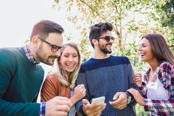 Imagen Cuatro Felices Jóvenes Amigos Sonrientes Caminando Aire Libre Parque — Foto de Stock