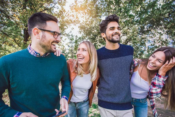 Image Quatre Jeunes Amis Souriants Heureux Marchant Extérieur Dans Parc — Photo