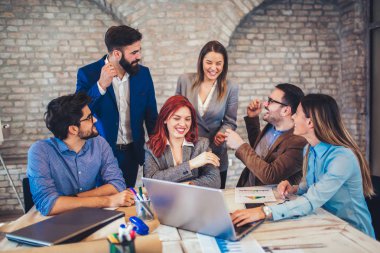  Grup genç iş adamları içinde smart casual giyim birlikte yaratıcı ofisinde çalışan